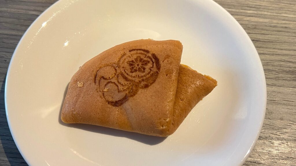 山鉾と家紋が焼き印された、山鉾巡行餅の中身